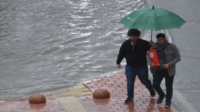 Antalya da fırtına: Denizde hortum, karada yıldırım!