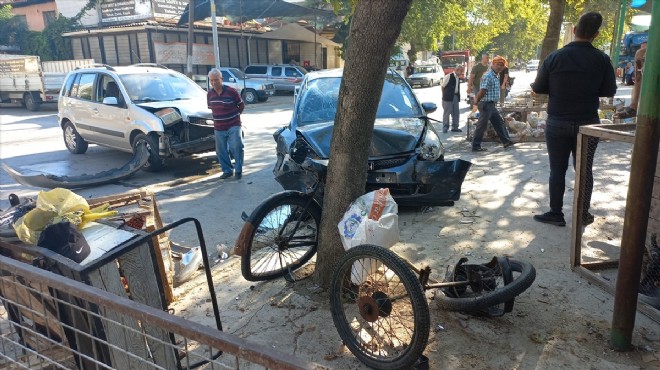 Araçlar birbirine girdi... Olan seyyar satıcıya oldu!