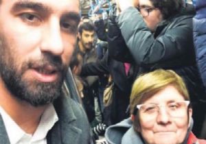 Arda Turan İstanbul da metroya bindi!