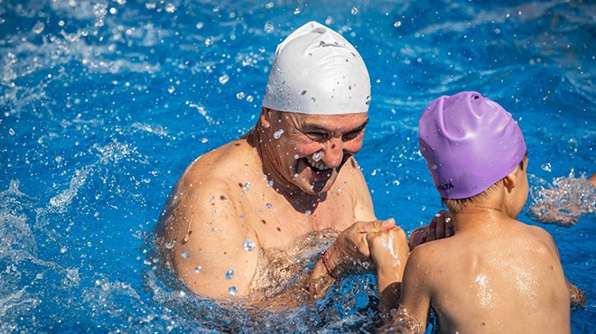 Arka mahallelerdeki minikler portatif havuza kavuştu