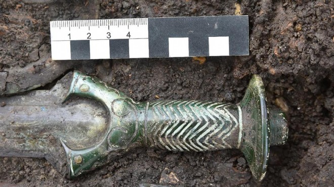 Arkeologlar çok iyi korunmuş 3 bin yıllık kılıç buldu