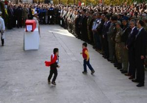 Şehit cenazesinde yürekleri dağlayan anlar...