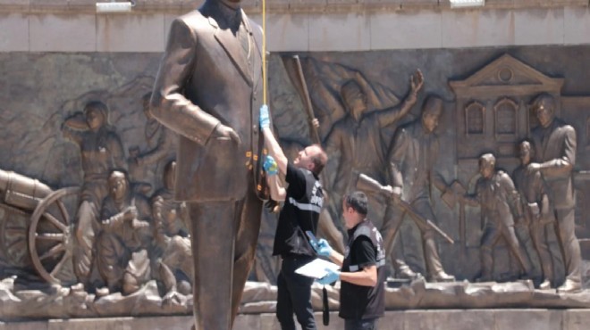 Atatürk Anıtı na baltalı saldırı!