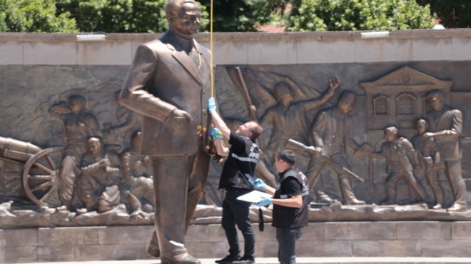 Atatürk Anıtı na baltalı saldırıya  Mesih li savunma