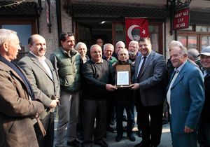 Çarşı esnafından Sındır’a plaketli teşekkür