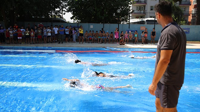 Aydın da belediye onlarca çocuğa yüzme öğretti