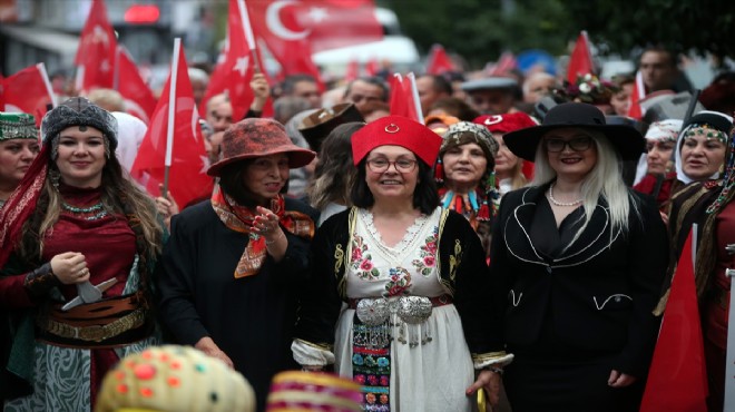 Aydınlı kadınlar Cumhuriyet in 100. yılı için yürüdü