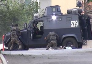 İstanbul da çatışma: 1 polis şehit, 2 terörist öldürüldü 