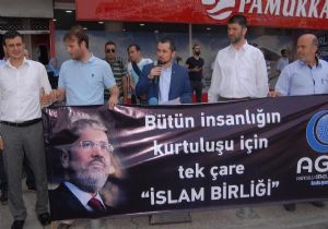 İzmir’de kefenli ‘Mursi’ eylemi! 