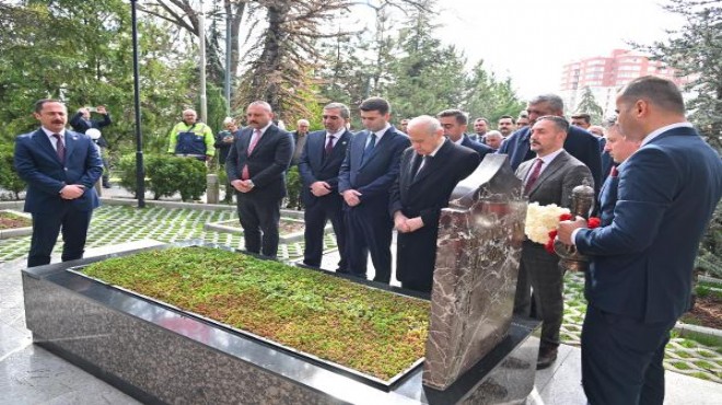 Bahçeli den Türkeş in mezarına ziyaret