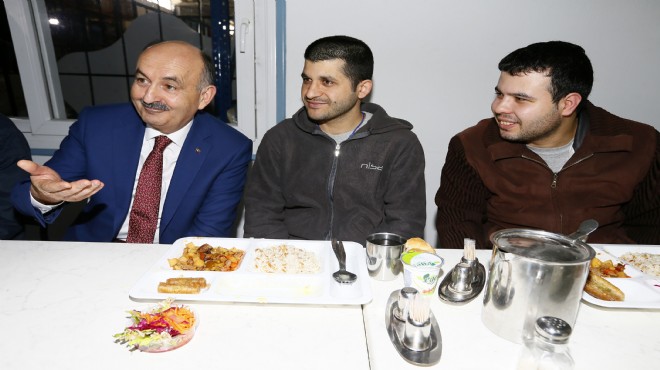 Bakan Müezzinoğlu İzmir de işçilerle yemekte bir araya geldi