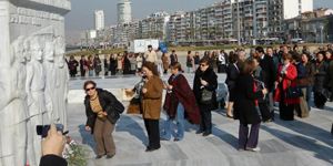 Bin gündür tutuklu Balbay için, bin karanfilli protesto