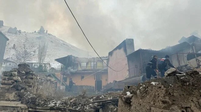 Balkona dökülen kül, 5 evi yaktı