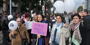 Büyükşehir tutuklamalarına balonlu protesto