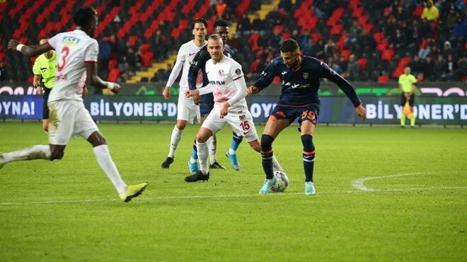 Başakşehir, son dakikada gelen golle yıkıldı, 3 puanı kaçırdı