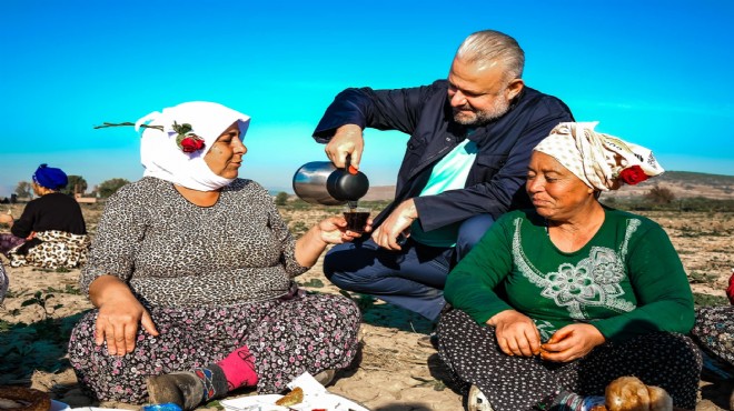 Başkan Pehlivan çiftçi kadınları unutmadı... Tarlada çay ikram etti!