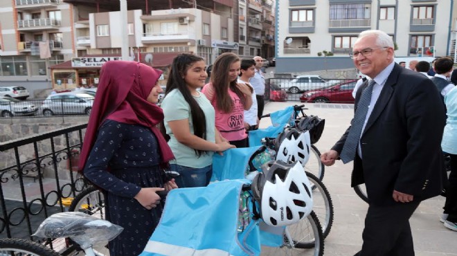 Başkan Selvitopu başarılı öğrencileri ödüllendirdi