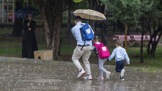 Başkenti sel vurdu... Eğitime ara verildi!