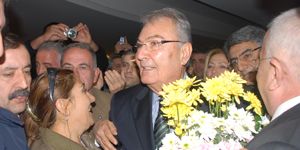 Deniz Baykal’a İzmir’de görkemli karşılama