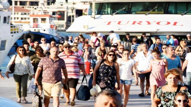 Bayramı fırsat bilen İzmirli soluğu orada aldı... Adım atacak yer kalmadı!