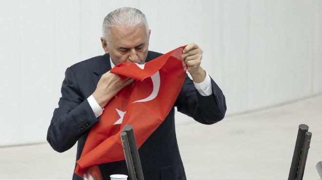 Binali Yıldırım TBMM ye istiklal marşı okuyarak veda etti!