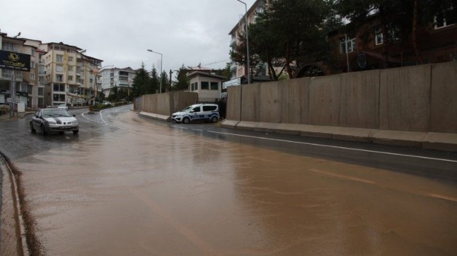 Bitlis i sağanak vurdu... Yollar göle döndü!