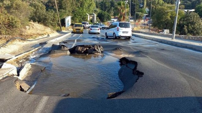 Bodrum da su isale hattı patladı, cadde suyla doldu