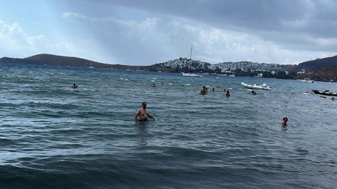 Bodrum da turistler yağmura rağmen denize girdi