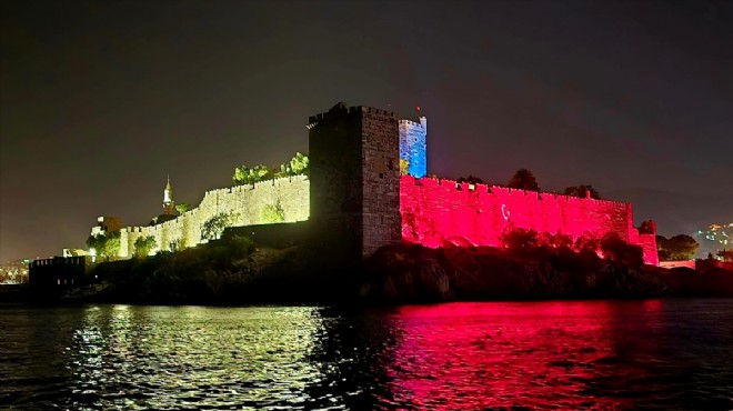 Bodrum Kalesi ne Türk Bayrağı yansıtıldı