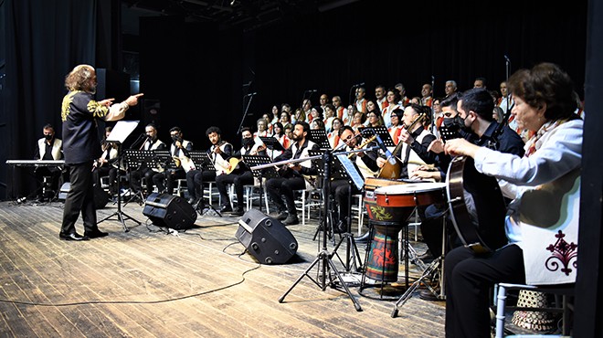 Bornova da türküler sahneyi şenlendirdi