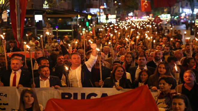 Buca’da meşaleler Cumhuriyet için yandı