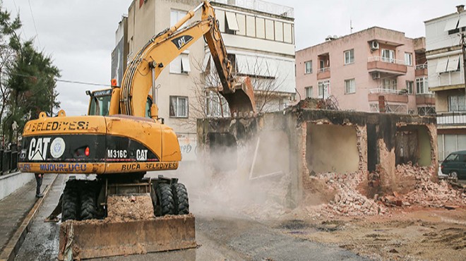 Buca da riskli binalar yıkılıyor