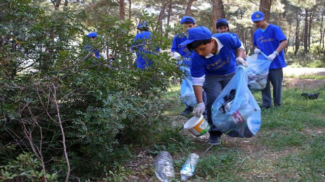 Bucalı öğrencilerden çevre temizliği