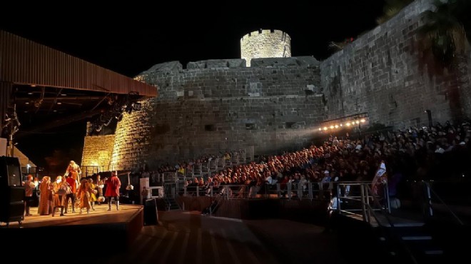 Büyükşehir in oyunu Bodrum da ayakta alkışlandı