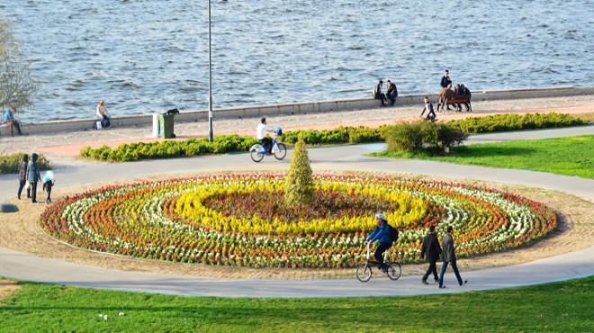 Büyükşehir İzmir i 2 milyon çiçekle donattı