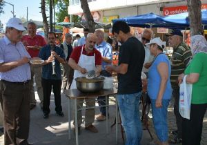 Dikili de Kenan Evren için davul-zurnalı helva 