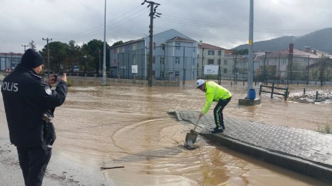 Çanakkale de iki dere taştı... Yollar suyla kaplandı!