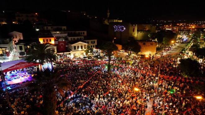 Çeşme, Cumhuriyet’in 100. yaşını coşkuyla kutladı