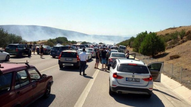 Çeşme otoyolunda trafiği durduran yangın!