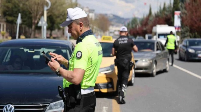 Ceza yazan trafik polisini bıçakladı!