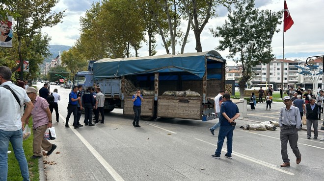 Ceza yedi... Kamyonla yolu kapattı!