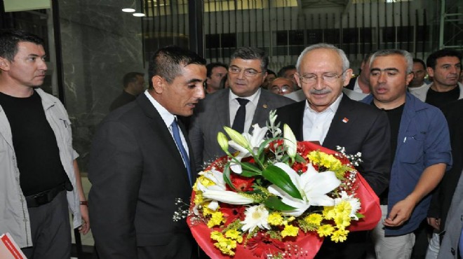 CHP İzmir’in çıplak ayaklı aktivisti Kılıçdaroğlu’na çiçek verdi!