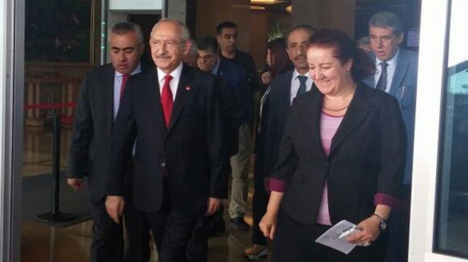CHP İzmir  Lideri  uğurladı: VIP te ayaküstü sohbet