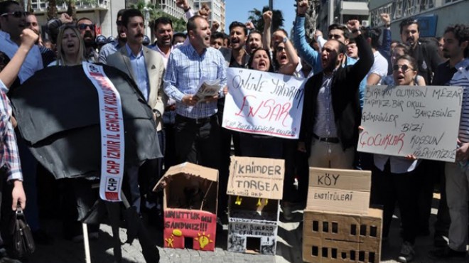 CHP’li gençlerden o sözlere protesto: Ofise çelenge polis seti!