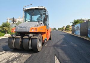 Güzelbahçe de yol atağı: Hem asfalt hem kilit taş