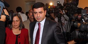 Demirtaş’tan Meclis önünde ilk mesaj