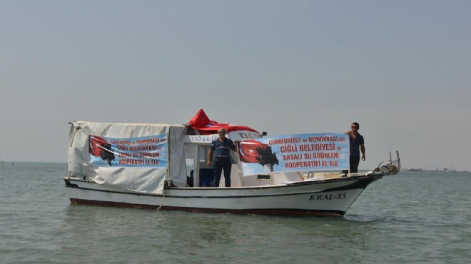 Demokrasi ve Cumhuriyet mitingine denizden destek!