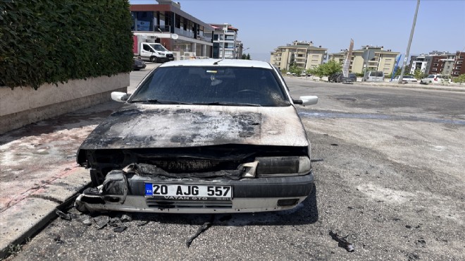 Denizli de park halindeki otomobil yandı