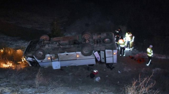 Deprem bölgesinden dönüyorlardı... Midibüs devrildi: 13 yaralı