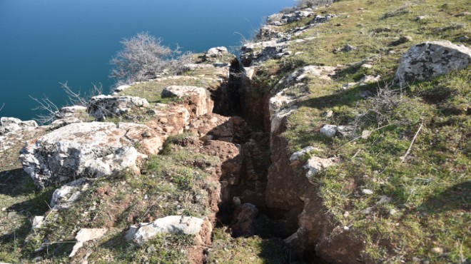 Deprem Fırat Nehri kıyısında yarıklar oluşturdu